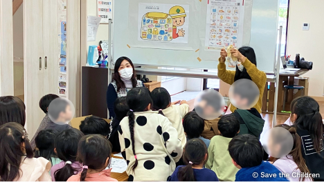 子どもたちが職員から講義を受ける様子写真_2