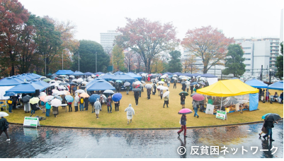 広場にテントをたててイベントをしている様子写真