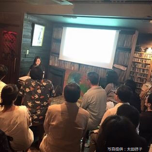 ジェンダーの問題について伝える講演の様子 写真提供 太田 啓子